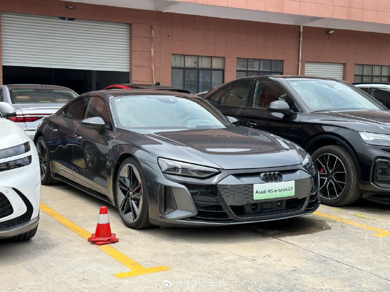 第一次在大街上看到奥迪 RS e-tron GT，车顶都是碳纤维的，似乎还没上牌，这稀有程度堪比____？配图