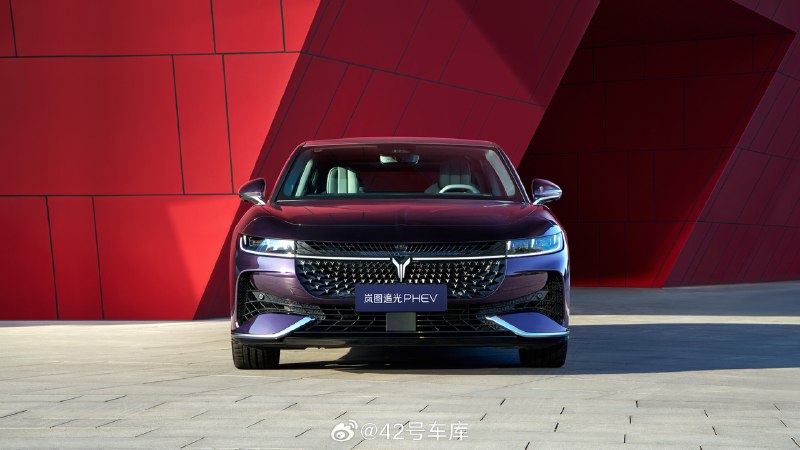 岚图追光 PHEV 官图曝光，将于 11 月 17 日在广州车展正式预售。配图