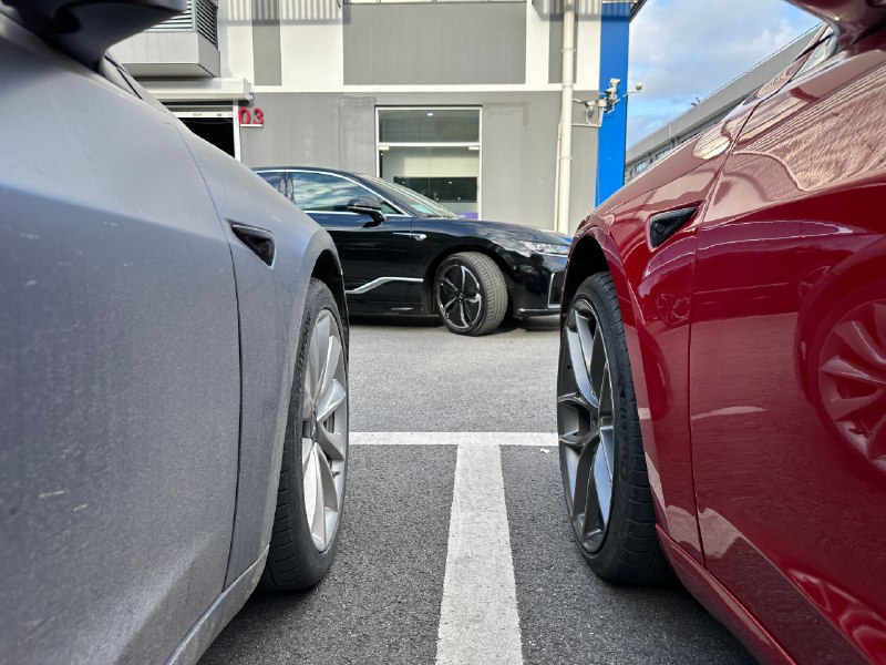 发现我这台美版的 Model 3 底盘居然比国产的高了好多……配图