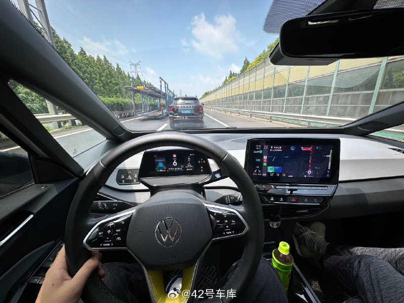 要跑一趟大约 150 km 的路程，出门前还在纠结，到底选油车还是电车，油车已经好久没有动过了。但是在这种拥堵路况上，哪怕多想一秒，都是对电车的不尊重。配图