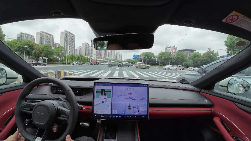 今天在上班路上简单体验了一下小米刚推送的城市 NOA，遇到了一些有意思的场景。配图