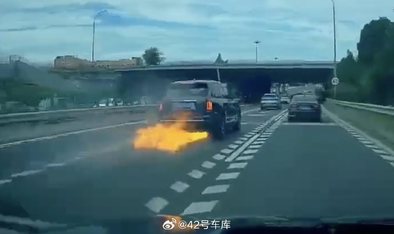 之前看过一组数据，油车自燃率为万份之 0.58。虽然这个数据后面被锤说不严谨，但毕竟发动机还有个称呼叫内燃机[doge]不可能完全没有自燃风险//@Souler---:不是油车不会燃吗？配图