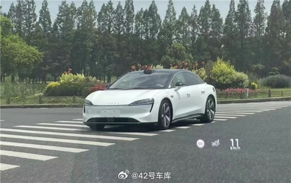 华为智选车首款纯电轿跑 Luxeed 实车曝光。配图