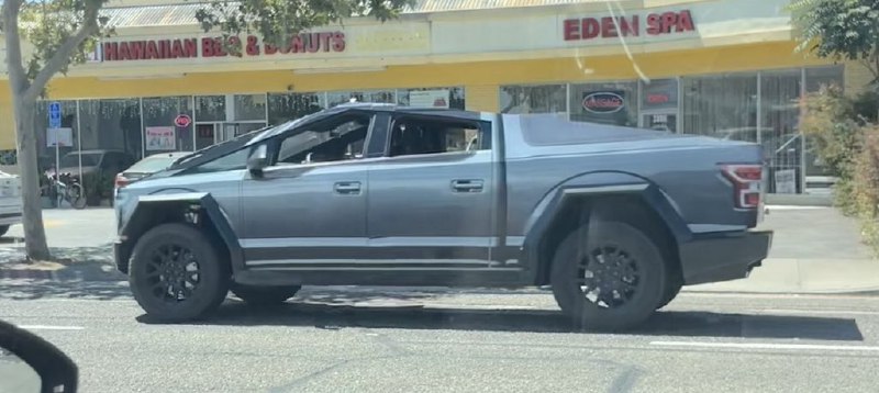 Cybertruck with Ford F-150 wrap spotted again lol配图