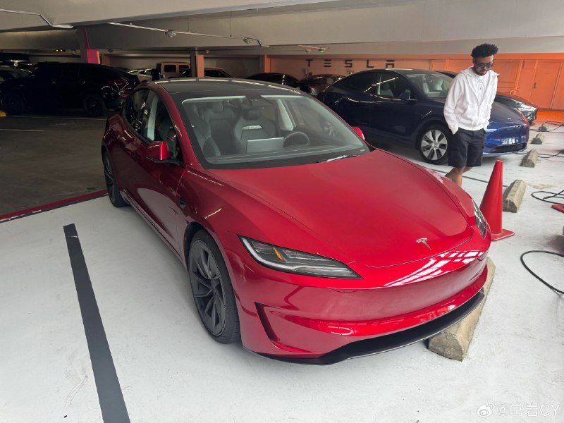 沒有偽裝的全新 Model 3 性能版已經出現在美國的超充站了。配圖