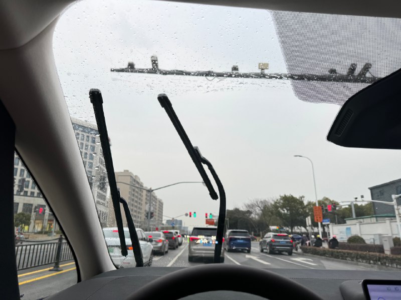 非常喜欢MEGA这高铁视角般的座舱通透感，但是这个雨刮器真的需要重新设计下，刮擦面积太小了，副驾驶无所谓，主驾驶得尽可能让刮擦面积最大化。配图