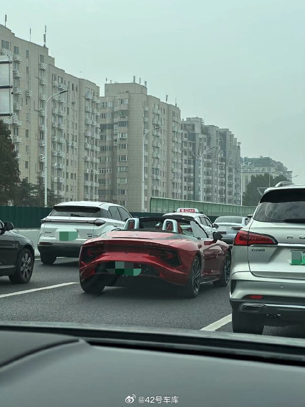 高架上看到的 MG Cyberster。配图