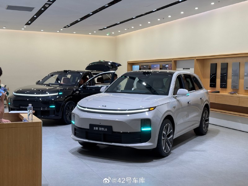 现在理想店里的展车都开着小蓝灯的么。路过看到蓝晃晃的一片。 [哆啦A梦吃惊]配图