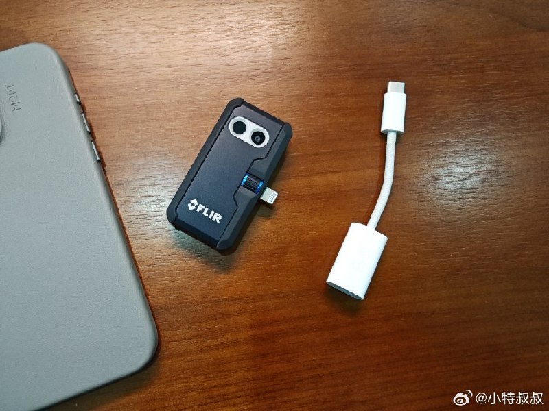 还得是苹果，200 的转接头不买，2000 的设备就吃灰了。配图