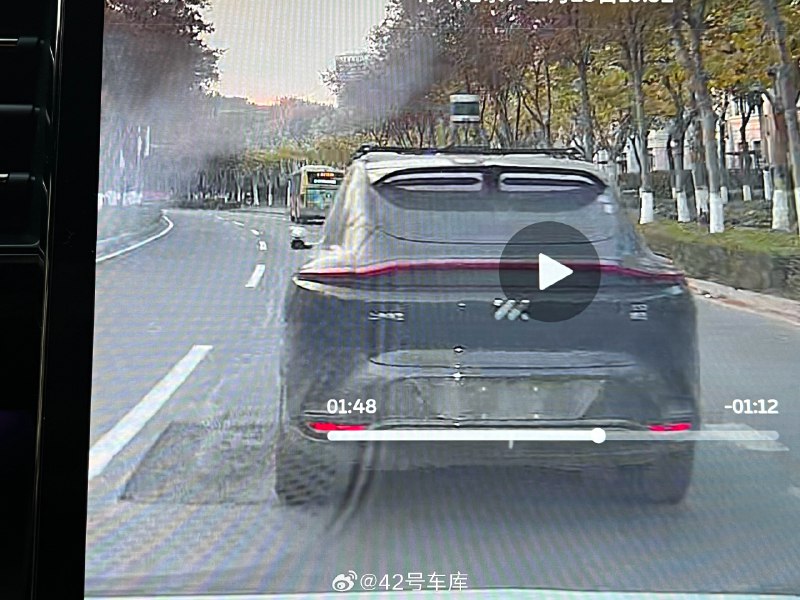 路上遇到台智己 LS7 的试验车，用的是电子外后视镜，LS7 早期路试的车也是有电子外后视镜的版本，但不知为何量产就取消了。配图