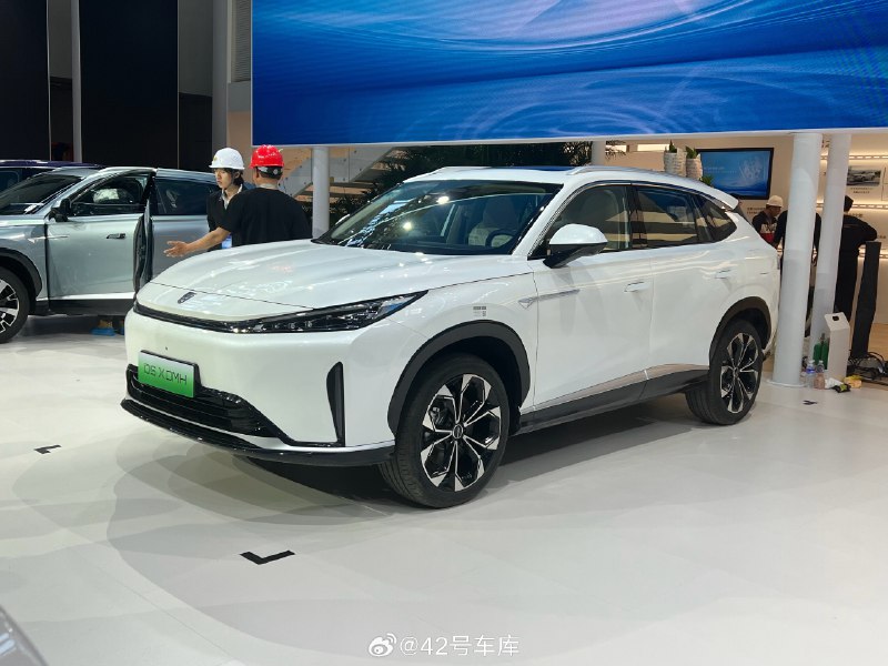 車展探館遇到了榮威 D5X DMH ，這車明天就要上市了，之前我們也詳細拍過這輛車。配圖