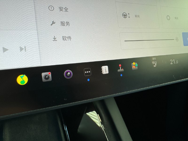 Tesla更新了新功能，会有小蓝点提示，这个还是蛮实用。跟iPhone更新App一样。配图