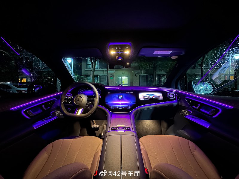 奔驰最新的两款 MBUX 座舱，你更喜欢哪个？配图