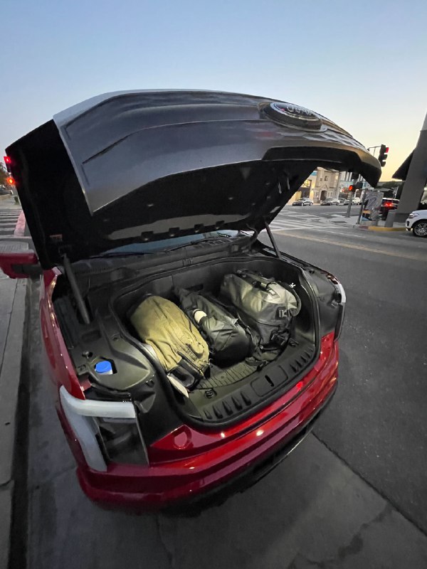Cybertruck may have a smaller frunk but has a huge bed for the overall vehicle dimension. Compared to 5.5 ft bed of F150 Lightning, CT has 6.5 ft.配图