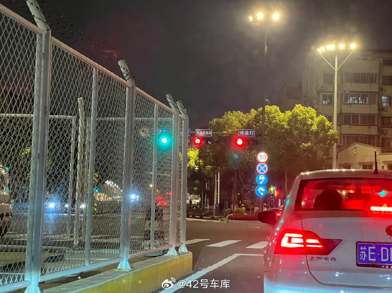 有时候真的觉得城市里智驾的 Corner Case 实在是太多了配图