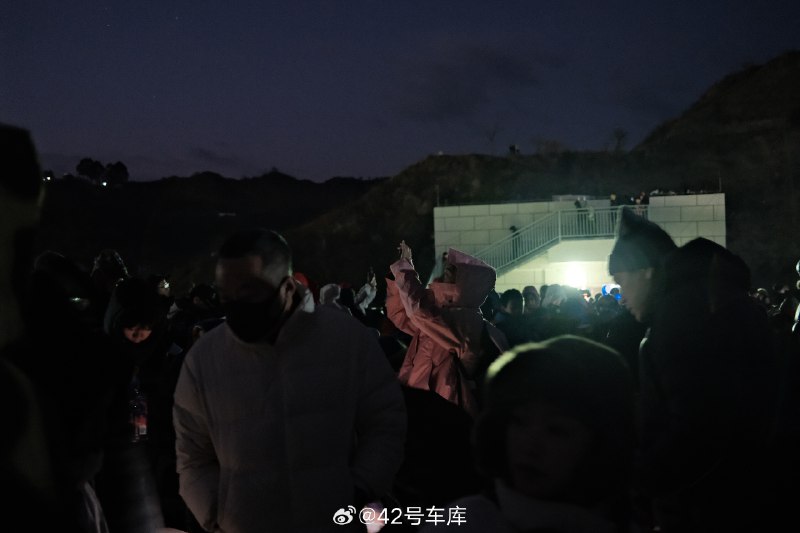 @42号车库-大吉 说 3 点起床去看火箭发射，现场人真不少，花絮图也来一组配图