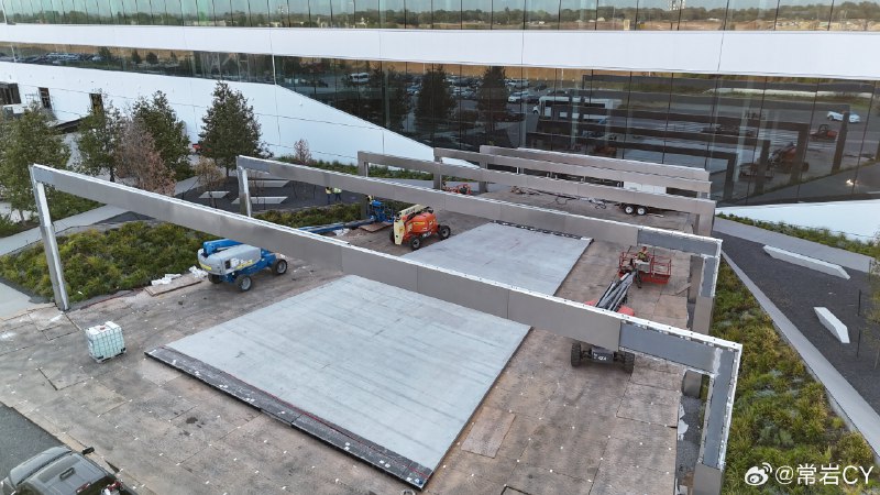 特斯拉正在Giga Texas门口搭建一个舞台。配图