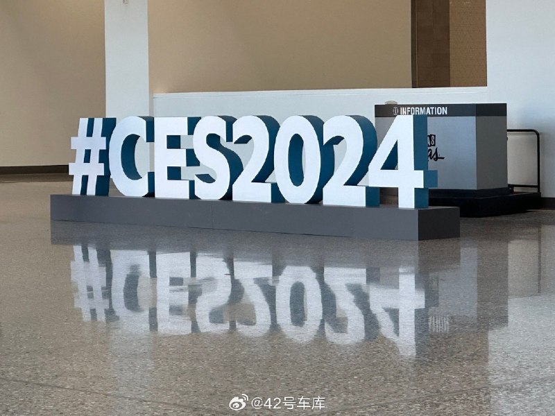 高通和宝马合作，在会展中心入口处展示了一台以骁龙数字座舱为主题的车。配图