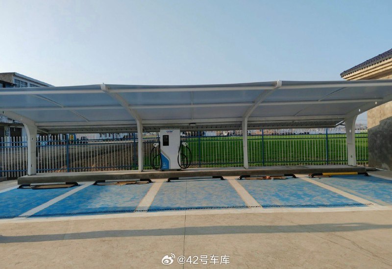 今年过年回村，最幸福的事情莫过于家边上新建了两座充电站，而且离的很近，都叫星光充电，应该是私人投资建的。配图