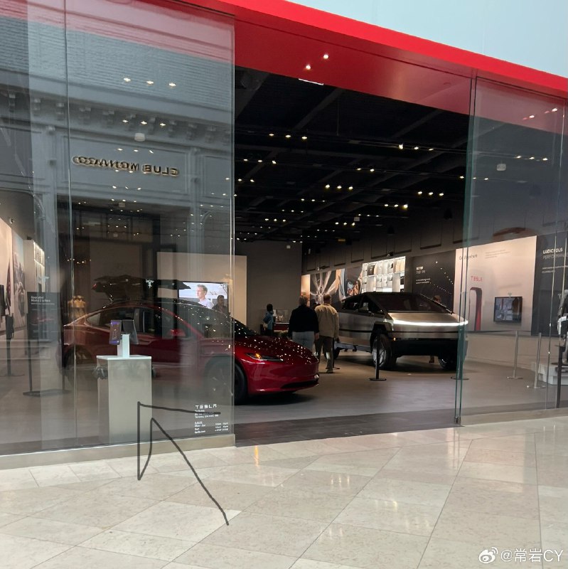 特斯拉在海外展厅中加入Model 3 Performance的同时，还加入了一个新设计。配图