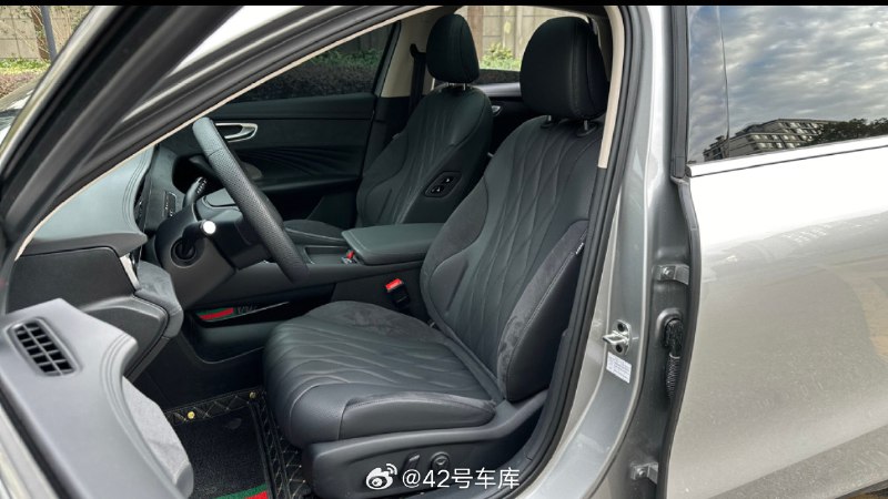 说句实话，开了这么些天的荣威 D7 DMH 我还真没有好好感受过这台车的后排乘坐感受和空间。配图