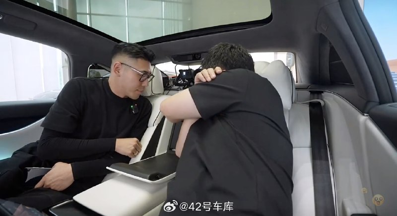 享界 S9 今天首次亮相門店,作為行政級轎車,享界 S9 後排配置給得很全,座椅通風加熱按摩都有,座椅中央也有個冰箱。如果是家用車的話,大家覺得後排的哪些舒適性配置是剛需?配圖