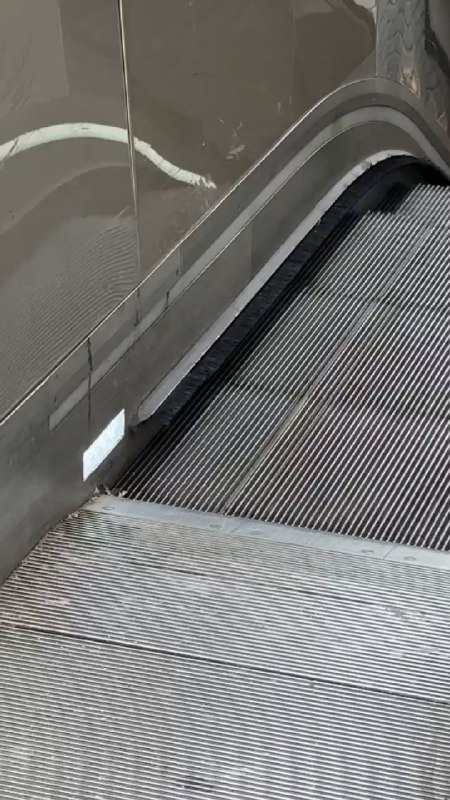 用高跟鞋一演示，我就感觉这安全问题触目惊心了。 常岩CY的微博视频配图