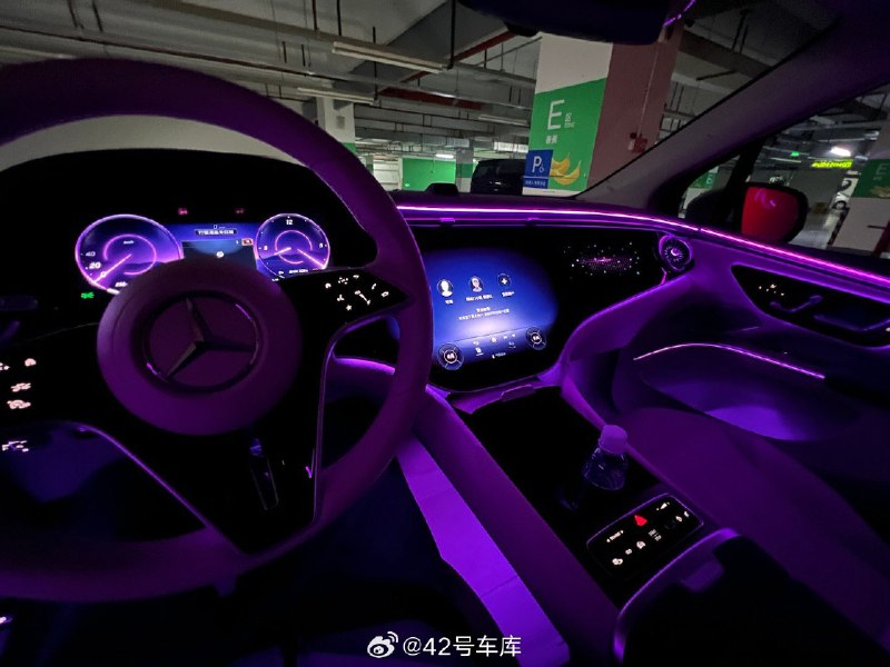 我听过很多人对奔驰氛围灯有两种极端的评价配图