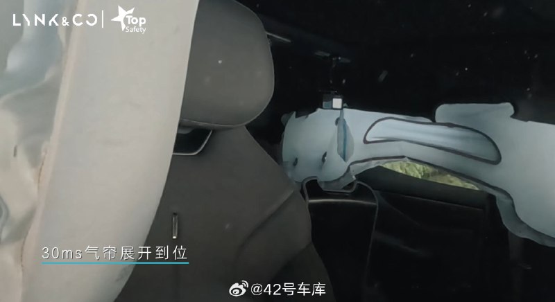 #留给领克的安全测试项目不多了# 领克 07EM-P 进行了托底后高空坠落测试。配图