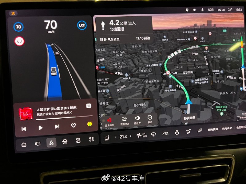 聊个很感性的话题，昨天傍晚迎着夕阳回公司的路上，高德车机导航远处的天际线也自动变成了落日余晖的样式，其实对于使用和信息显示来说，这个细节设定并不是必需品，但它确实会让我在感性层面有种 「呼应上了」 的感觉，这时候如果再放一首日落大道就更完美了。配图