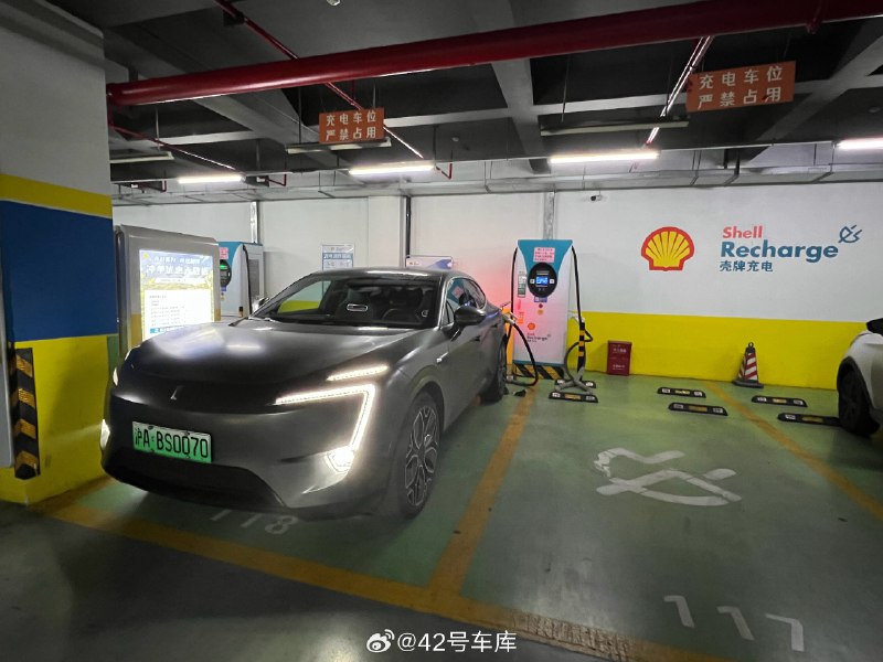 晚上出來給阿維塔 11 充個電，這還是第一次來殼牌充電站，這個站樁還挺多的，雙槍樁一共有 10 個，最高功率 120 kW，不算特別高，但是相比國網很多 80 kW 的還是要快一點。配圖