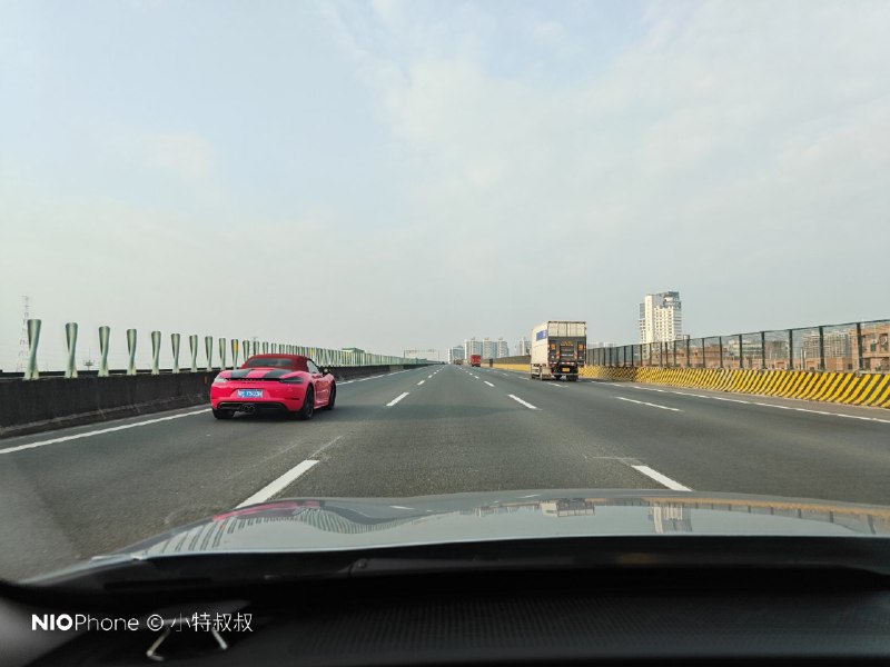 今天开着小鹏 P7i 从广州跑东莞往返，XNGP 的通行效率高的让我惊叹，完全没手开的欲望。配图
