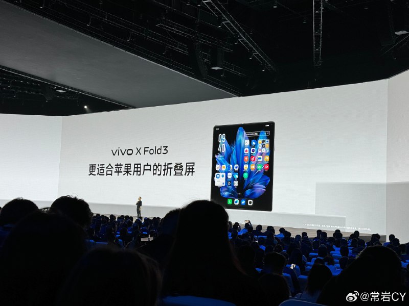 即便是苹果用户，我也很建议大家增购一个 vivo X Fold 3 Pro。配图