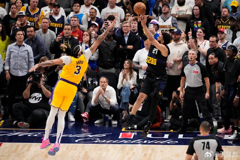 2024 年 NBA 季后赛第一个名场面：球进灯亮，绝杀湖人。配图