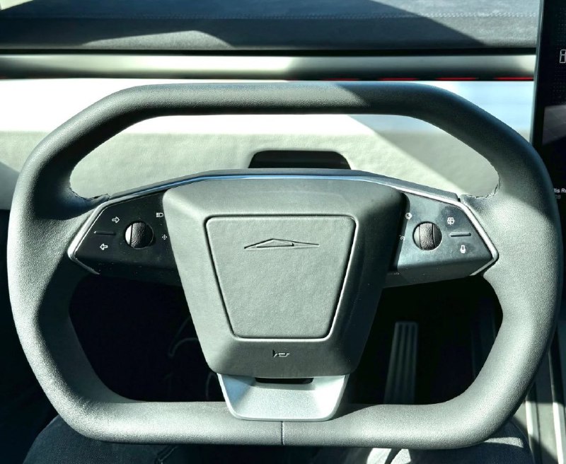 现在Yoke 盘有点腻了，是不是可以搞个Cybertruck的盘装给 Model 3 呢[doge]配图