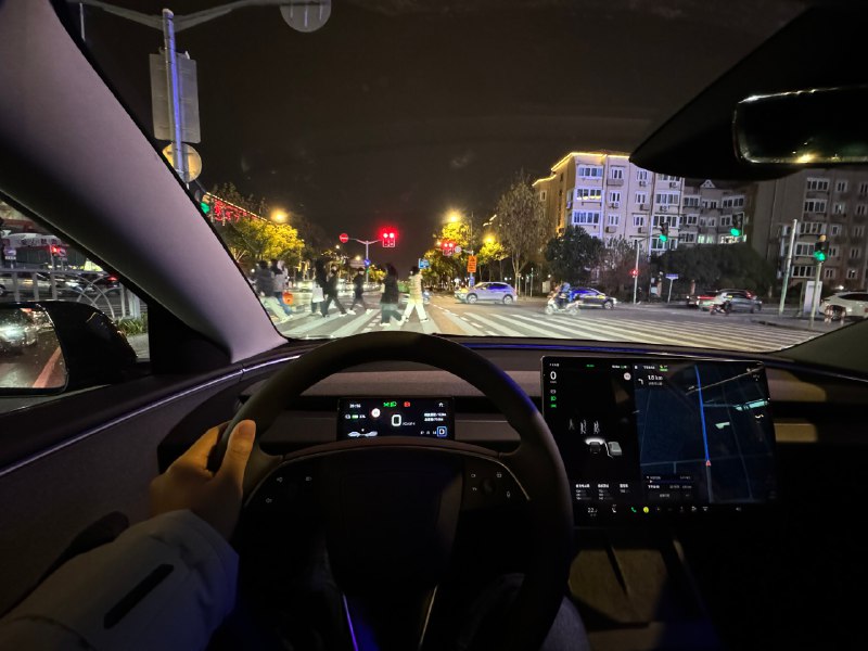 焕新款 Model 3 开起来真不错，就是那种得心应手的纯粹感。配图