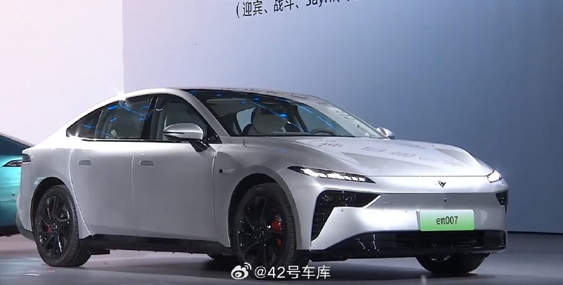 东风 eπ 007 配备了电动剪刀门。配图