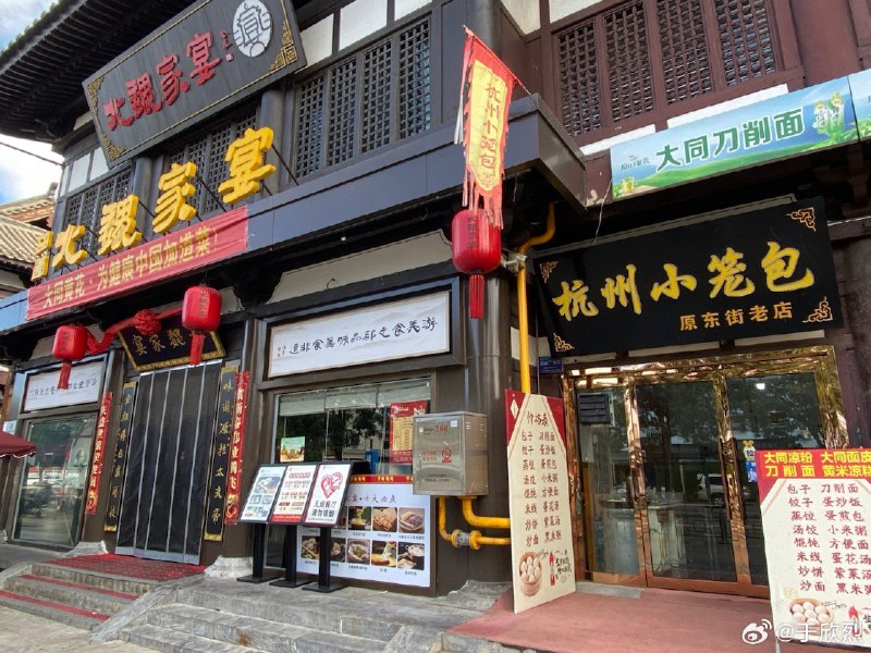 在各种网红餐厅、非遗刀削林立的大同古城，杭州小笼包屹立不倒，够硬。配图