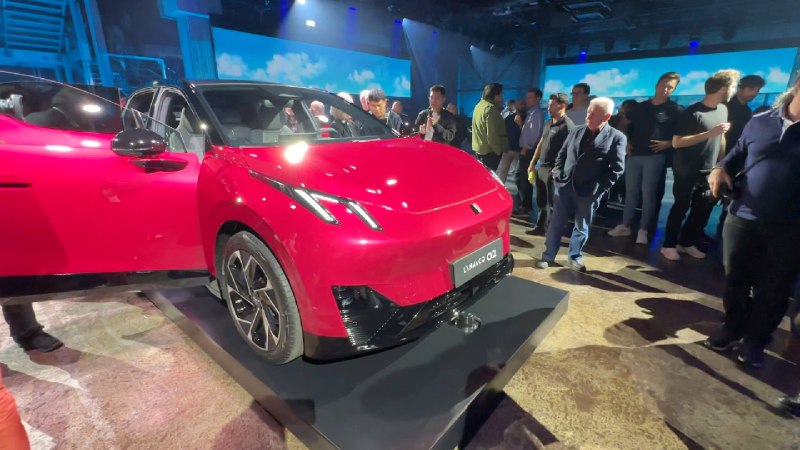 领克 Z20 发布之后，42号车库姜小黑在现场给大家带来一条领克 Z20 快速的静态开箱。目前这台车是欧版，在电机、电池、车机系统、配色等等方面，都可能会与国内上市的版本有些差异，不过感兴趣的朋友们可以先睹为快。配图