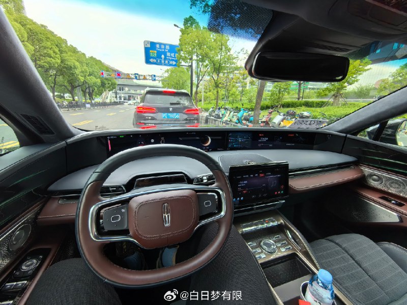 路虎全新一代车型的内饰设计还是比较新潮的，只是车机流畅度和操作逻辑依旧很 Old School…配图