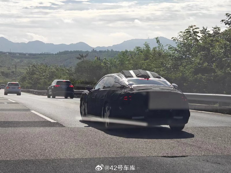 重慶拍到的諜照，大家知道這是什麼車嗎？配圖