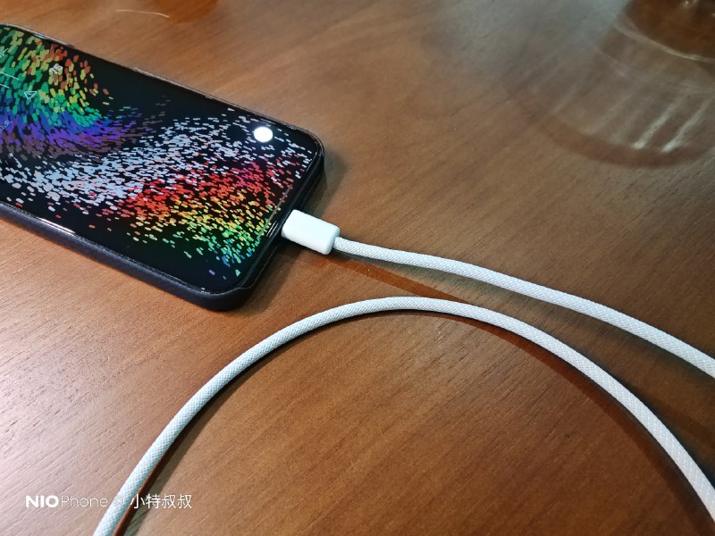 以为 iPhone 换了 C 口，我就再也不会买数据线了，因为家里实在太多普通塑料 C 线 了。配图