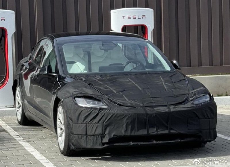 全新 Model 3 Performance 在美国被拍到，这次近距离的照片确认了它将会有全新设计的白色桶式座椅。配图