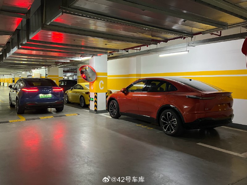 到地库偶遇一辆邻居新提的 L60，这么一对比，还是橙色配 20 寸圈好看一点🧐配图