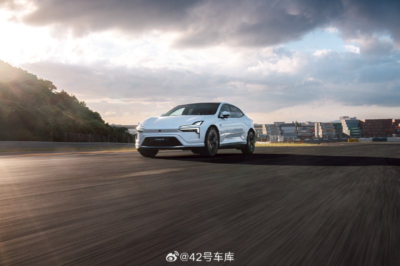 极星官方宣布极星 4 除在中国杭州湾生产外，预计 2025 年下半年起将在韩国釜山投产，以满足生产版图多元化的扩张计划。配图