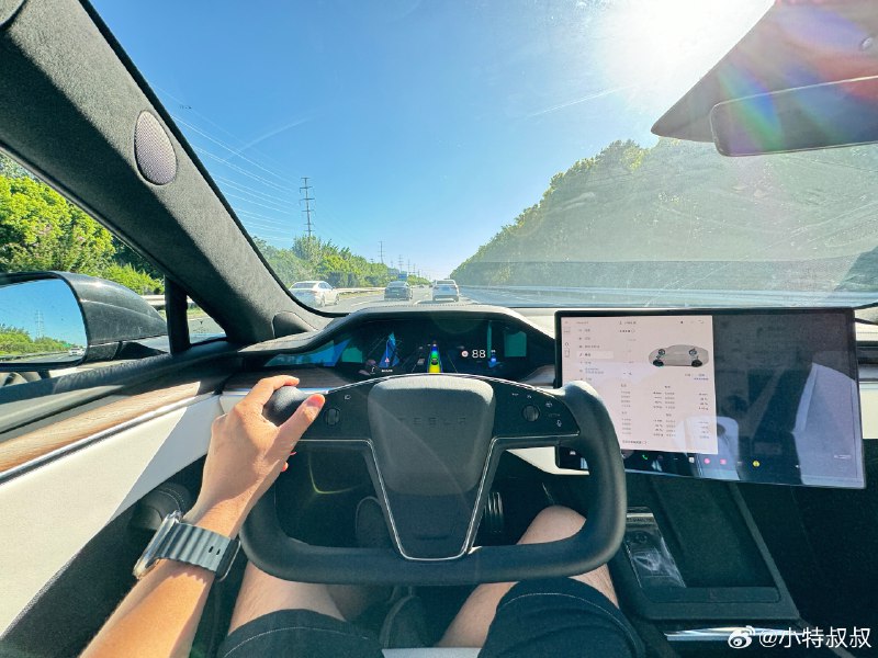 Model S 開起來還是無敵的舒服,特別是這套懸架調到最運動的狀態時,起伏路面小飛坡時貼地拉拽感太有了。配圖