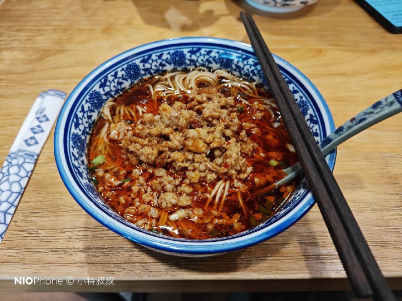 吃完这碗面，就去看 MEGA ！配图