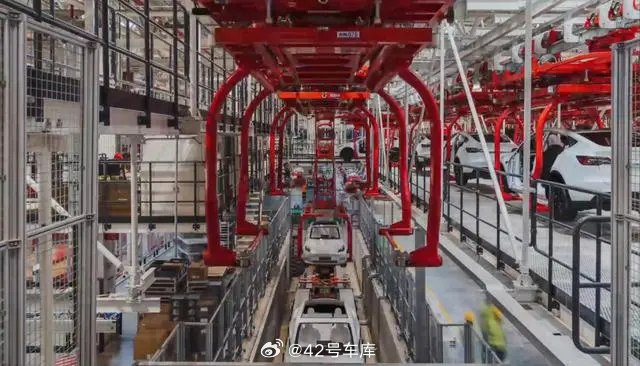 据《新京报贝壳财经》报道，上海超级工厂的零部件本地化生产率到了 95%，自动化生产率也达到了 95%，特斯拉焊装车间的自动化率已经接近 100%，上海储能超级工厂计划 2025 年完工。配图