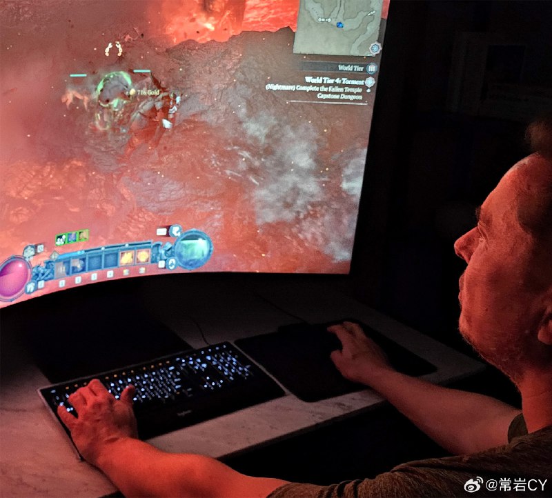 马斯克在玩暗黑破坏神。配图