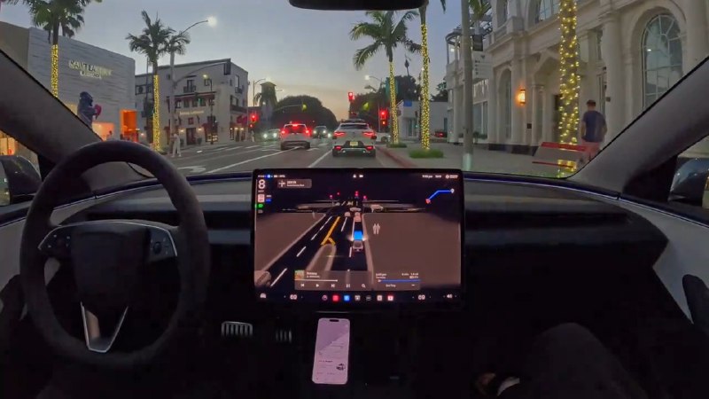 外媒同时测试特斯拉 FSD 12.5.1.1 和 Waymo 的一段视频。配图